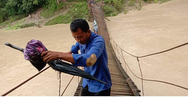 স্রোতে ভেঙে গেল সেতু, নির্মাণ করে দিলেন ইউএনও
