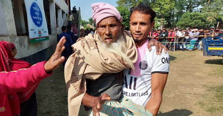 নাতির কোলে চড়ে ভোটকেন্দ্রে ৯০ বছরের বৃদ্ধা