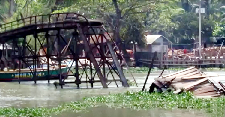 বালুভর্তি জাহাজের ধাক্কায় ব্রিজ ভেঙে খালে