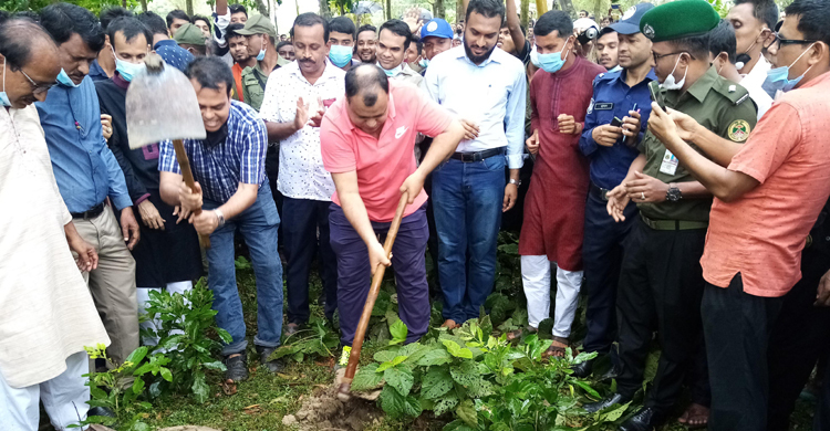 কোদাল হাতে জেলা প্রশাসক, ৯০০ একর ফসলি জমির জলাবদ্ধতার অবসান