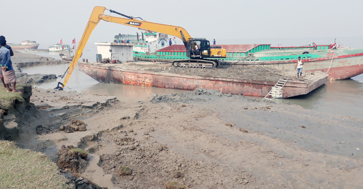 ভোলার মেঘনা নদীতে অবৈধভাবে মাটিকাটায় বেকুসহ আটক ২