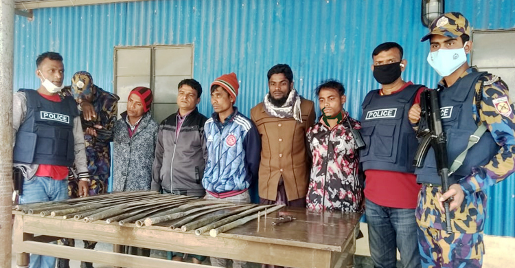 ক্যাম্পে পিস্তল-রামদাসহ ৫ রোহিঙ্গা আটক