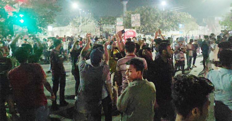 নীলক্ষেতে সাত কলেজের শিক্ষার্থীদের অবস্থান, যান চলাচল বন্ধ