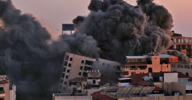 ইসরায়েলি হামলায় নিহত বেড়ে ২৮, ধসে পড়েছে গাজার ১৩ তলা ভবন