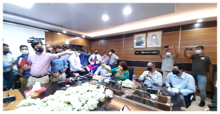 স্বাস্থ্যের কর্মকর্তারা চেয়ারে বসতেই উঠে গেলেন সাংবাদিকরা | ১৮ মে ২০২১