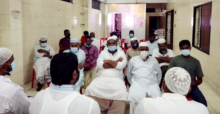 নিষেধাজ্ঞা অমান্য করে এনায়েতপুরে তাঁতীদের নিয়ে সভা