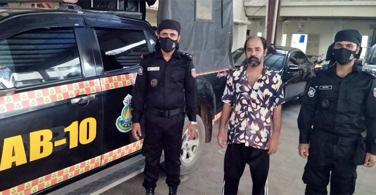 রাজধানীতে ইয়াবা-চোলাই মদসহ তিন মাদক কারবারি গ্রেফতার