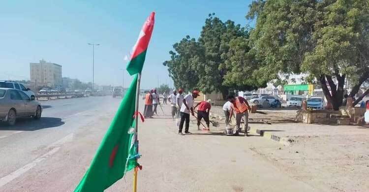 ওমানে সড়ক পরিষ্কার করছেন বাংলাদেশিরা