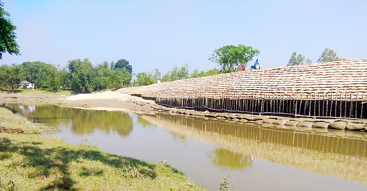 সৈয়দপুরে পাটের ব্যাগ দিয়ে বাঁধ নির্মাণ