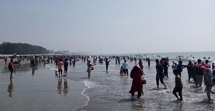 গণপরিবহন বন্ধ, কক্সবাজারে আটকা পড়েছেন অর্ধলাখ পর্যটক