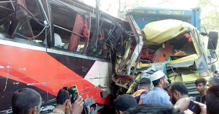 ফরিদপুরে বাস-কাভার্ডভ্যান সংঘর্ষে আহত ১০