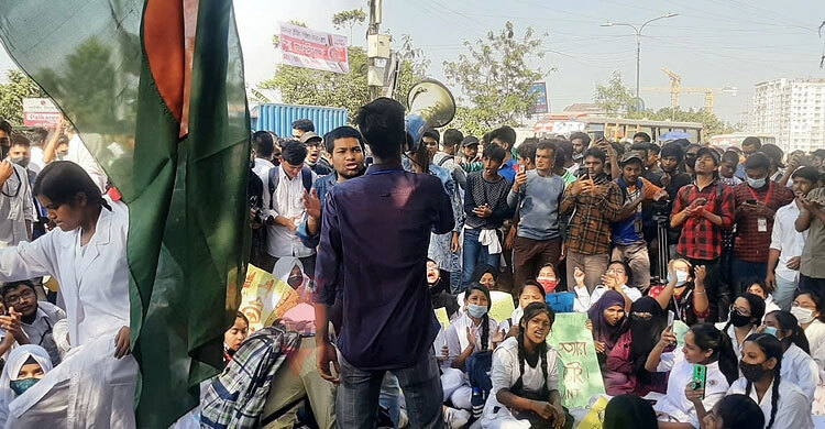 রামপুরার বিক্ষোভ থেকে শিক্ষার্থীদের ১১ দাবি