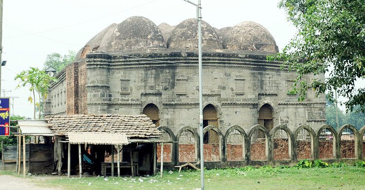 ট্যুরিস্ট পুলিশ নেই প্রাচীন ঐতিহ্যের গৌড় নগরীতে