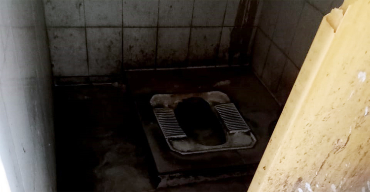 ফরিদপুর মেডিকেলে ব্যবহারের অনুপযোগী টয়লেট, দুর্ভোগে রোগীরা