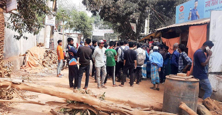 সড়ক সংস্কারে বিলম্ব, কুবি শিক্ষার্থীদের সড়ক অবরোধ