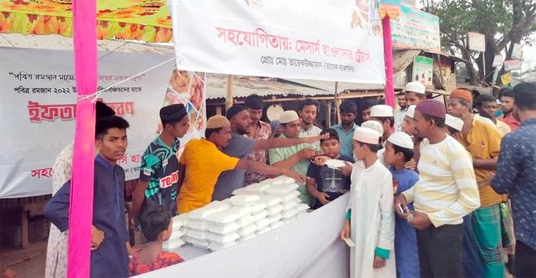 তালতলীতে দুই টাকায় ইফতার পাচ্ছেন সুবিধাবঞ্চিতরা