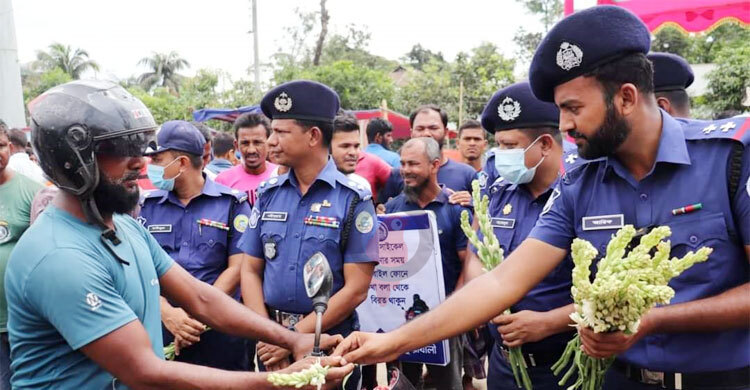 হেলমেট পরে মোটরসাইকেল চালালে মিলছে ফুলেল শুভেচ্ছা!