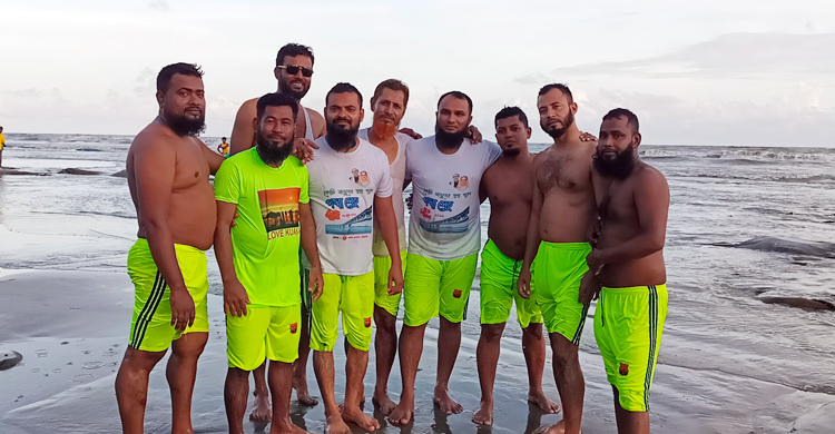 পদ্মা সেতু হয়ে প্রথম কুয়াকাটায় গেলেন ১০ বন্ধু