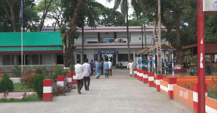 শেরপুরে ককটেল বিস্ফোরণে ৩ পুলিশ আহত, আটক ১৫