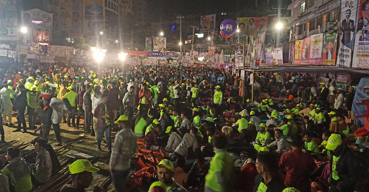 মধ্য রাতেও স্লোগানে স্লোগানে মুখরিত টাউনহল মাঠ