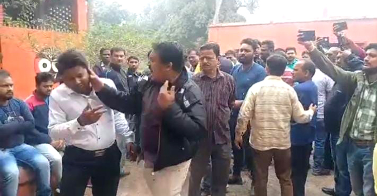 মন্ত্রীর সামনে অভিযোগ জানাতে গিয়ে চড় খেলেন যুবক