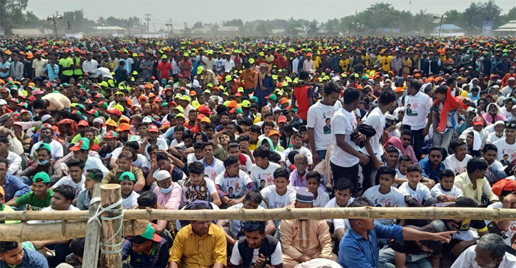 কানায় কানায় পূর্ণ হেলিপ্যাড মাঠ