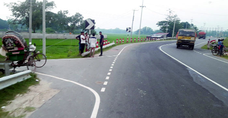 সড়ক থেকে কুড়ানো হলো ৩২ টুকরো লাশ