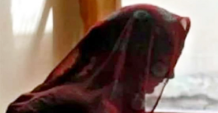 স্বামীকে হত্যার ভয় দেখিয়ে চার বছর ধরে গৃহবধূকে ধর্ষণ