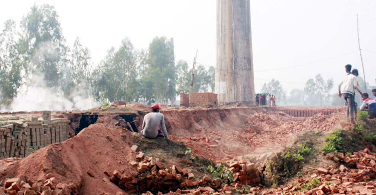 এক ইটভাটাকে ২০ লাখ টাকা জরিমানা, অপরটি গুঁড়িয়ে দিল প্রশাসন
