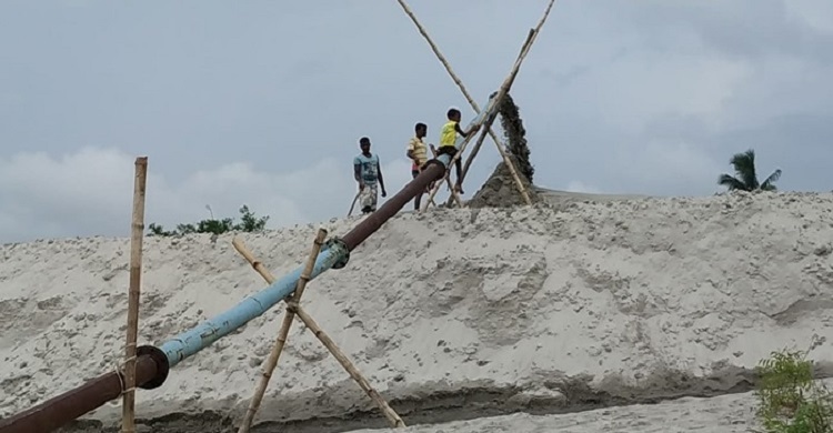 বালু সিন্ডিকেটের কাছে জিম্মি এলাকাবাসী