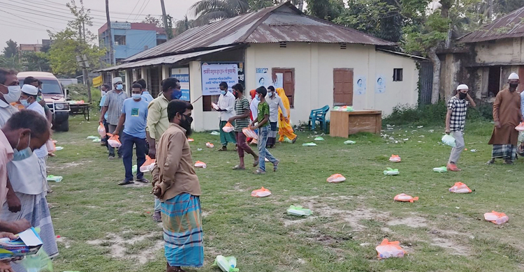 শতাধিক শ্রমজীবী মানুষকে খাবার দিলেন শরীয়তপুরের ডিসি