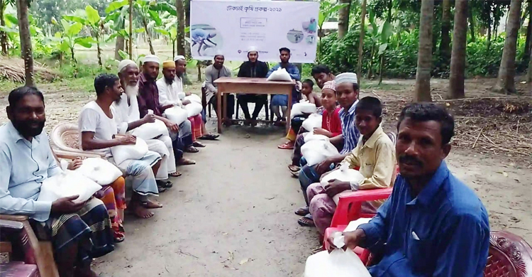 ৯০ কৃষককে কৃষি উপকরণ দিলো রাবি শিক্ষার্থীরা