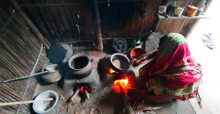 আধুনিকতার ছোঁয়ায় হারিয়ে যাচ্ছে হাতে ভাজা মুড়ি