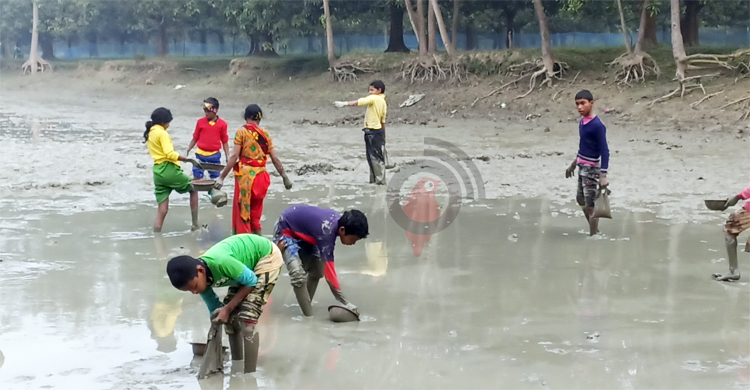 জল-কাদায় বিভোর শিশুরা