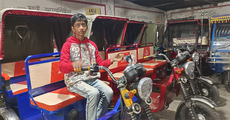 অটোরিকশা উপহার পেল সেই ইয়াছিন