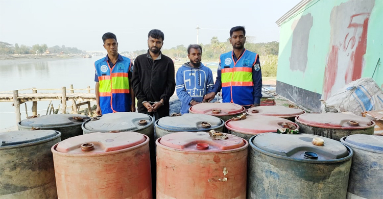 পায়রা বন্দরে বিদেশি জাহাজ থেকে ডিজেল চুরি, আটক ৫