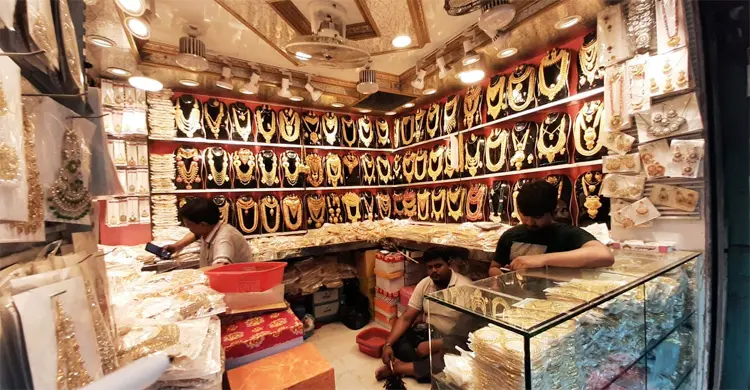 ক্রেতার অপেক্ষায় চকবাজারের প্লাস্টিক-ইমিটেশন ব্যবসায়ীরা