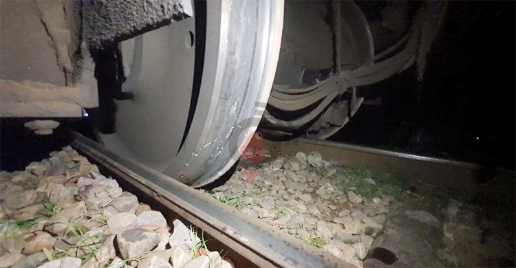 ট্রেনের ইঞ্জিন লাইনচ্যুত, ঢাকা-ময়মনসিংহ রেল যোগাযোগ বন্ধ