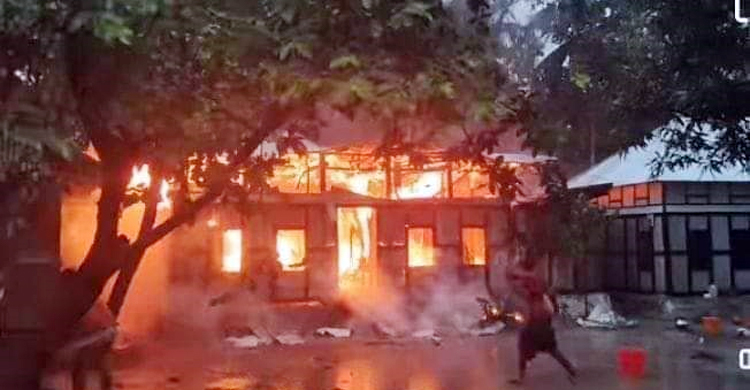 চাঁদপুরে বজ্রপাতের আগুনে বসতঘরের সব পুড়ে ছাই