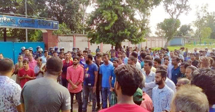 পুনর্নিয়োগের দাবিতে যমুনা সার কারখানায় শ্রমিক বিক্ষোভ