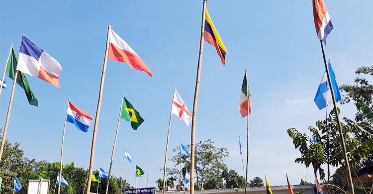 দৌলতপুর রেলক্রসিংয়ে ৩২ দেশের পতাকা