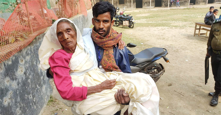 নাতির কোলে চড়ে এসেও ভোট দিতে পারলেন না শতবর্ষী জহুরা