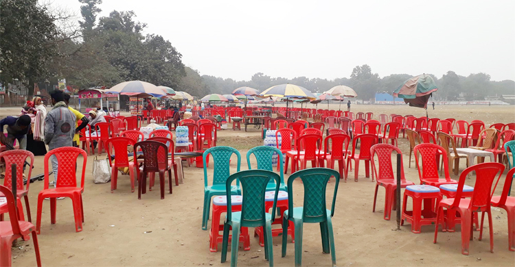 ফুচকার দোকানে ক্রেতার জন্য হাহাকার