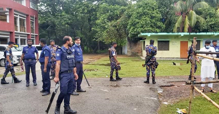 সোনাগাজীতে ভোটারদের প্রভাবিত করার অভিযোগে এজেন্ট আটক