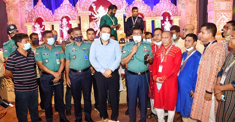 প্রতিটি মণ্ডপে পুলিশ সার্বক্ষণিক দায়িত্ব পালন করছে