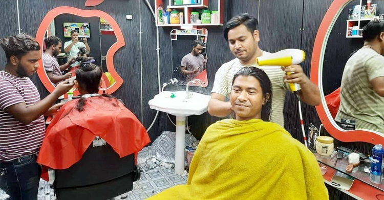 ফেনীতে চুলকাটায় আর্জেন্টিনা-ব্রাজিল সমর্থকদের জন্য বিশেষ ছাড়