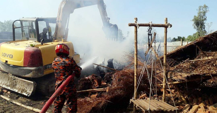 গাইবান্ধায় কাঠ পুড়িয়ে কয়লা তৈরি, গুঁড়িয়ে দেওয়া হলো কারখানা