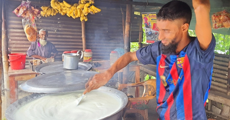 ঝুপড়ি ঘরেই দিনে দুই মণ দুধের চা বিক্রি করেন হেলাল