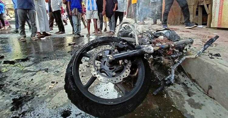 কমলাপুরে রাস্তায় দুই মোটরসাইকেলে আগুন