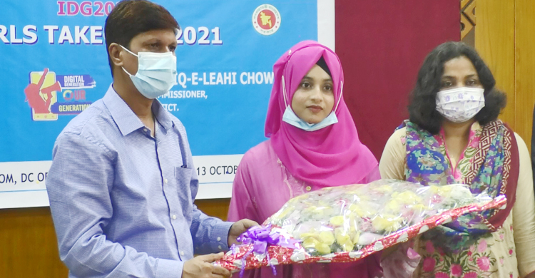 জন্মদিনে এক ঘণ্টার জন্য ডিসির দায়িত্বে স্কুলছাত্রী রিমি